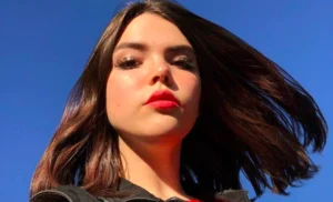 Bu Cuarón hija de Alfonso Cuarón, hizo su debut en la música.