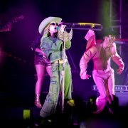 Todo un éxito la presentación de Belinda en la coronación de los Reyes del Carnaval de Progreso