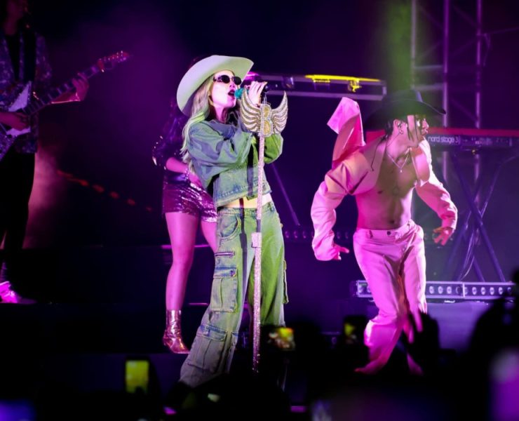 Todo un éxito la presentación de Belinda en la coronación de los Reyes del Carnaval de Progreso