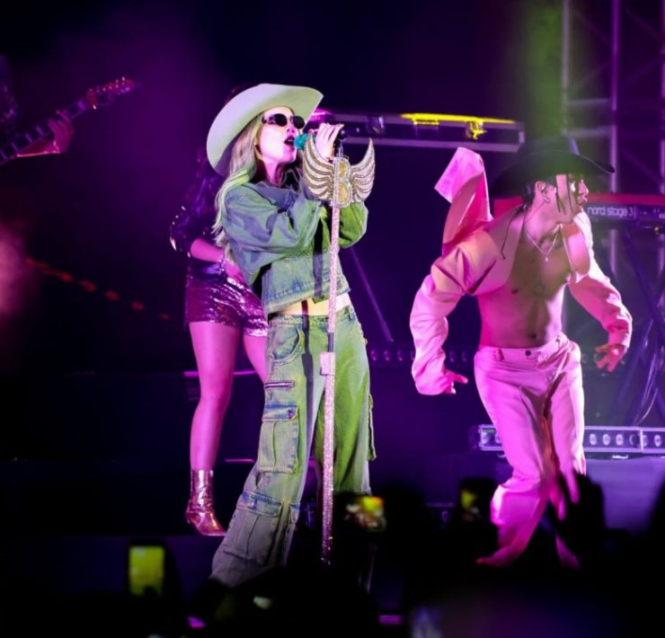 Todo un éxito la presentación de Belinda en la coronación de los Reyes del Carnaval de Progreso