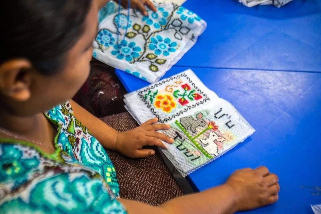 Mujeres yucatecas especializadas en bordado de hilo contado, decidieron aplicar esta técnica en libros