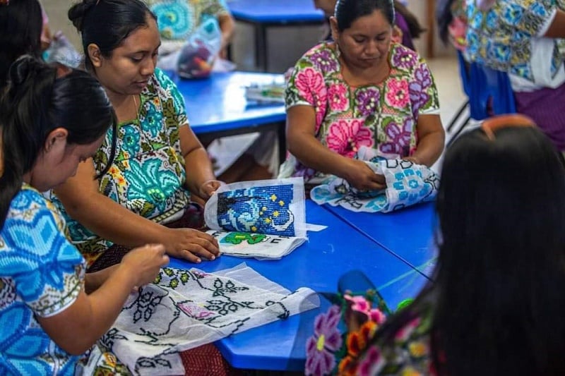 En la comisaría de San José Oriente en Hoctún, Yucatán, elaboran unos libros artesanales que tienen la peculiaridad de estar bordados