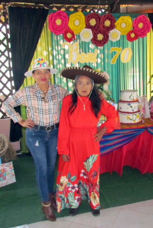 cumpleaños de la abuelita Boni y el nieto Iker