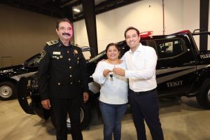 Mauricio Vila Dosal refuerza la seguridad, entregando nuevas patrullas y ambulancias.