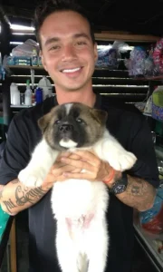 Foto de J Balvin con Enzo cuando era un cachorro. 