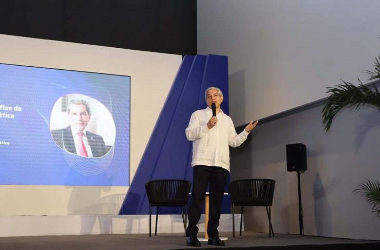 V edición de Expo Foro de Energía Yucatán 2024, el ex funcionario federal ofreció la conferencia "Prospectiva y desafíos de la transición energética internacional"