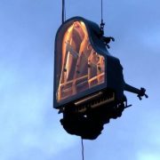 Un pianista toca colgado de una grúa