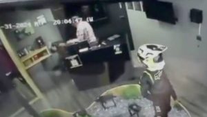 Empleada de tienda deportiva recibe golpiza, por parte de su propio jefe. 