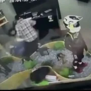 Empleada de tienda deportiva recibe golpiza por parte de su gerente