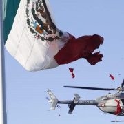 Helicóptero corta la bandera nacional el suceso ocurrió durante un espectáculo de Lucha Libre AAA Worldwide