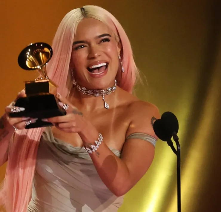 Karol G puso a bailar a los asistentes a su concierto en el Estadio Azteca