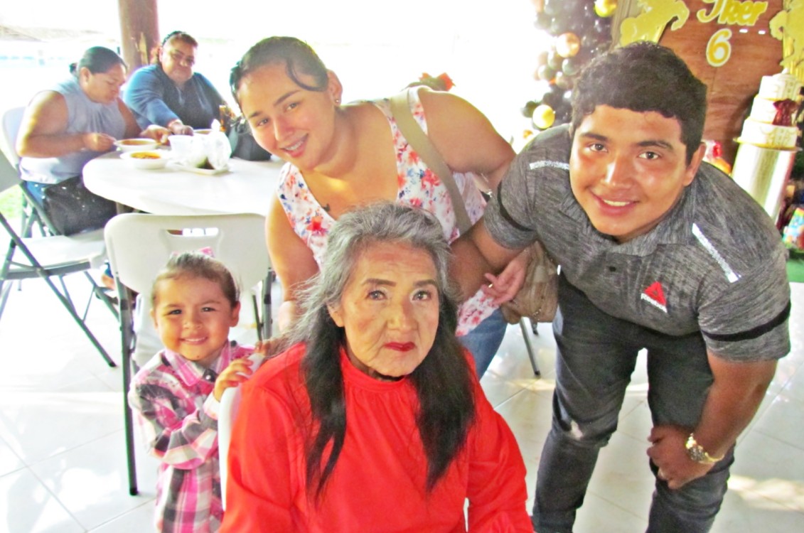 cumpleaños de la abuelita Boni y el nieto Iker