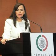 Detenido Otro Exfuncionario de Puerto Morelos por Uso Indebido de Funciones Por El Punto Sobre la i 2 de febrero de 2024Tiempo de leer:1 min read A A Detenido Otro Exfuncionario de Puerto Morelos por Uso Indebido de Funciones Por El Punto Sobre la i 2 de febrero de 2024Tiempo de leer:1 min read A A Detenido Otro Exfuncionario de Puerto Morelos por Uso Indebido de Funciones Puerto Morelos, Quintana Roo – La Fiscalía General del Estado ha anunciado la detención de Manuel Alejandro “N”, exjefe de departamento de la Dirección de Construcción del Ayuntamiento de Puerto Morelos, bajo la acusación de uso indebido de funciones relacionado con una obra pública inconclusa. Esta acción representa el segundo arresto vinculado a un caso que ha causado un quebranto económico al municipio por un monto de 7 millones 947 mil 127 pesos. Manuel Alejandro “N” es acusado de no finalizar proyectos de infraestructura y pavimentación en colonias de Puerto Morelos durante la administración municipal 2018-2021 de Laura Fernández Piña, a pesar de que estas obras fueron pagadas y falsamente justificadas como completadas. El Punto Sobre La i Detenido Otro Exfuncionario de Puerto Morelos por Uso Indebido de Funciones Por El Punto Sobre la i 2 de febrero de 2024Tiempo de leer:1 min read A A Detenido Otro Exfuncionario de Puerto Morelos por Uso Indebido de Funciones Puerto Morelos, Quintana Roo – La Fiscalía General del Estado ha anunciado la detención de Manuel Alejandro “N”, exjefe de departamento de la Dirección de Construcción del Ayuntamiento de Puerto Morelos, bajo la acusación de uso indebido de funciones relacionado con una obra pública inconclusa. Esta acción representa el segundo arresto vinculado a un caso que ha causado un quebranto económico al municipio por un monto de 7 millones 947 mil 127 pesos. Manuel Alejandro “N” es acusado de no finalizar proyectos de infraestructura y pavimentación en colonias de Puerto Morelos durante la administración municipal 2018-2021 de Laura Fernández Piña, a pesar de que estas obras fueron pagadas y falsamente justificadas como completadas. TAMBIÉN TE PUEDE INTERESAR Arranca Mirely Vargas precampaña en Leona Vicario Suma Mirely Vargas liderazgos en Puerto Morelos La orden de aprehensión surge de una denuncia interpuesta por el titular de la Dirección de Investigación de la Auditoría Superior del Estado, destacando la contratación de una empresa el 22 de julio de 2020, para la ejecución de dichas obras, que finalmente no se llevaron a cabo. Tras su arresto, Manuel Alejandro “N” ha sido puesto a disposición de la autoridad correspondiente para definir su situación jurídica. Este caso sigue al de José Antonio “N”, primer detenido relacionado con el mismo delito, quien ya ha sido vinculado a proceso por su probable participación en hechos constitutivos de uso ilícito de atribuciones y facultades del servicio público. La Fiscalía Especializada en Combate a la Corrupción, junto con la Policía de Investigación, continúa su labor para esclarecer estos hechos y asegurar que se haga justicia en este caso de corrupción que ha afectado a las arcas municipales de Puerto Morelos.