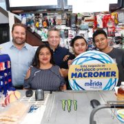 El alcalde Alejandro Ruz Castro visita a beneficiaria del programa Macromer