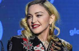 Madonna sufrió tremenda caída en pleno show y por fortuna se encuentra bien. 