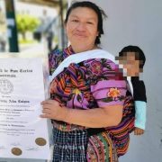 Doña Ana Marleny es un testimonio de perseverancia y determinación, logró completar su licenciatura en pedagogía con su hijo en la espalda
