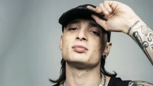 Un Dj. hizo sonar Ella Baila Sola, el mayor éxito del cantante mexicano, y en ese momento los asistentes a Viña del Mar, abuchearon el tema musical.
