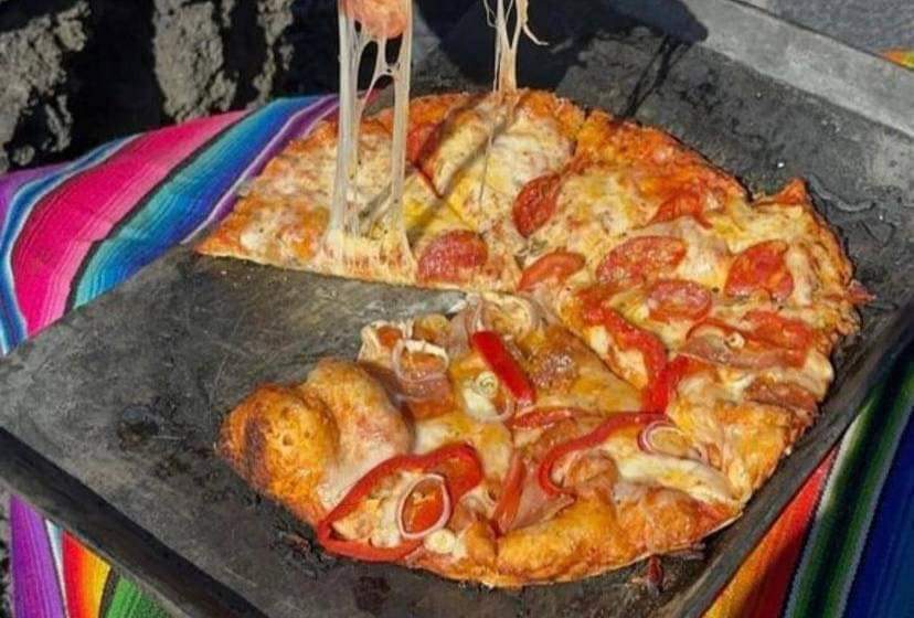 La Pizza Pacayá, conocida por cocinarse a más de 1,000 grados a los pies del volcán Pacayá en Guatemala