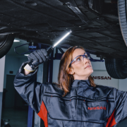 ¿Porqué es importante llevar mi auto a la agencia para un servicio?