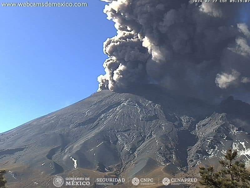 Se recomendó a la ciudadanía evitar subir al volcán, pues ocurren explosiones que arrojan fragmentos incandescentes
