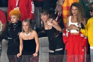 Luego de dimes y diretes, Taylor Swift si se presentó en el partido para apoyar a su amado Travis Kelce, jugador de los 49er San Francisco.