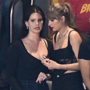 Lana del Rey se cayó en celebración del Super Bowl y ni Taylor Swift pudo evitarlo