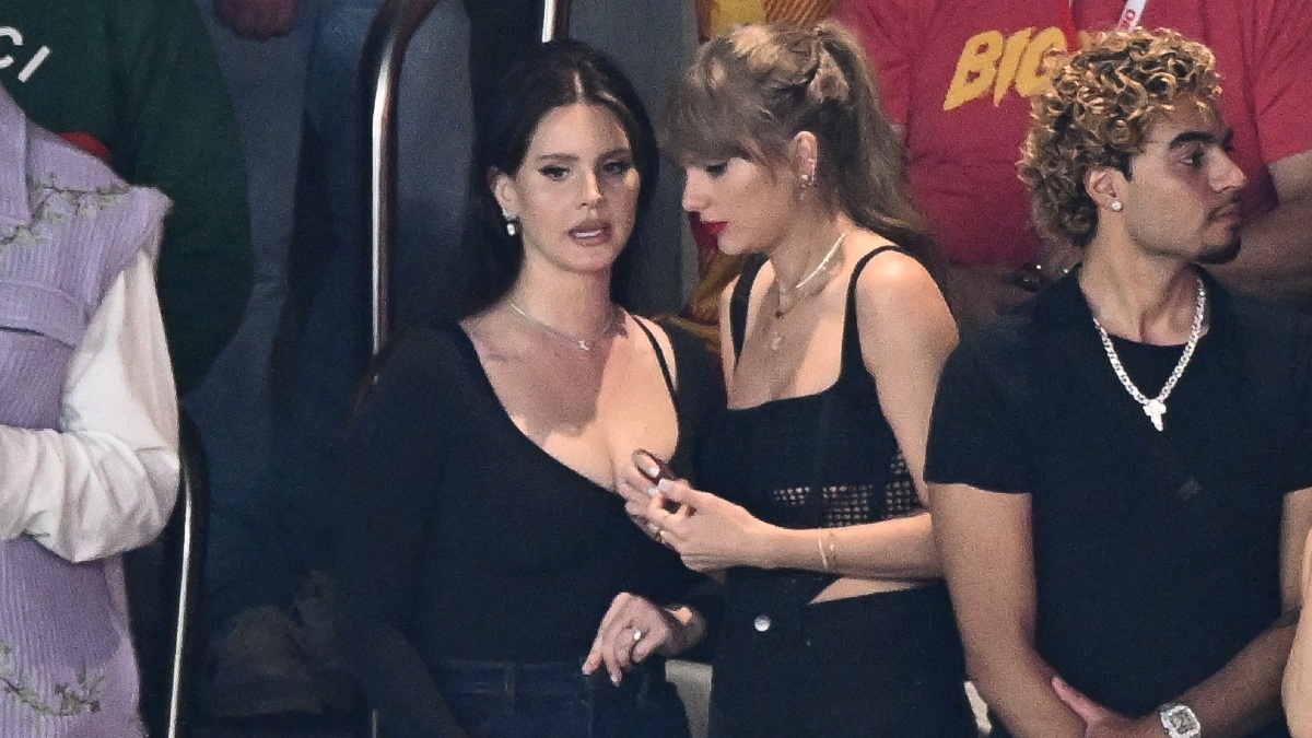Lana del Rey se cayó en celebración del Super Bowl y ni Taylor Swift pudo evitarlo