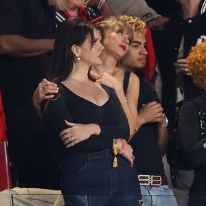Lana del Rey se cayó en celebración del Super Bowl y ni su amiga Taylor Swift pudo evitar el incidente.