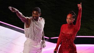Usher compartió el escenario del Medio Tiempo del Super Bowl con Alicia Keys.