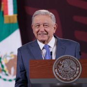 AMLO revela “en 2038, empresarios buscaron que Carlos Slim fuera candidato presidencial”