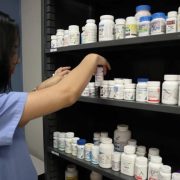 Filial de Super Sánchez también comercializa medicamentos a salud