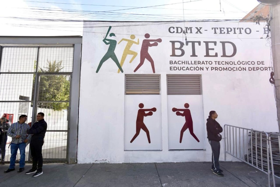 Entrega AMLO en Tepito, nuevas instalaciones de bachillerato deportivo en boxeo