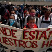 AMLO señala qua abogados de las familias de los 43 han enmarañado más el caso