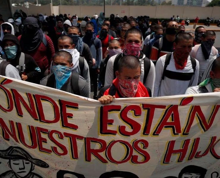 AMLO señala qua abogados de las familias de los 43 han enmarañado más el caso