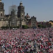 Marcha por la democracia llena el zocalo de la CDMX
