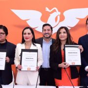 Sandra Cuevas oficializó su unión con MC al recibe tenis “fosfo, fosfo”