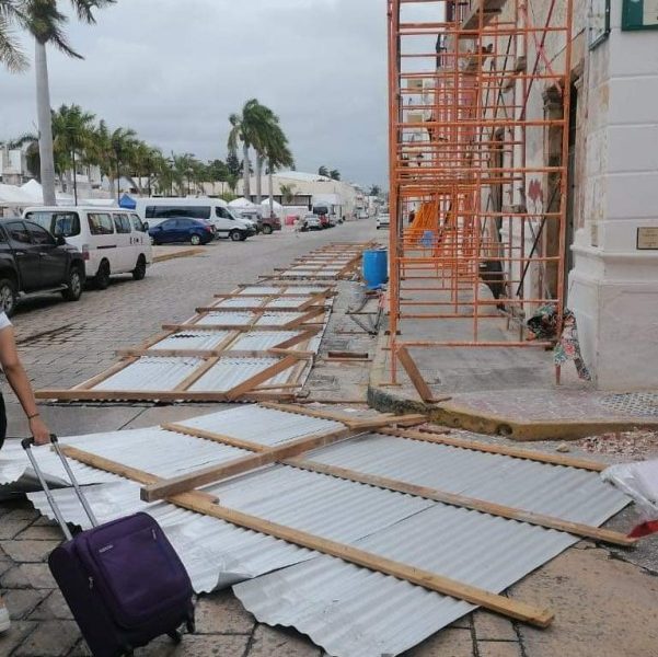 Caen láminas del centro