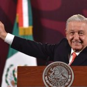 Señala escritor falsedades en nuevo libro de AMLO: Análisis Revela Datos Erróneos y Engaños
