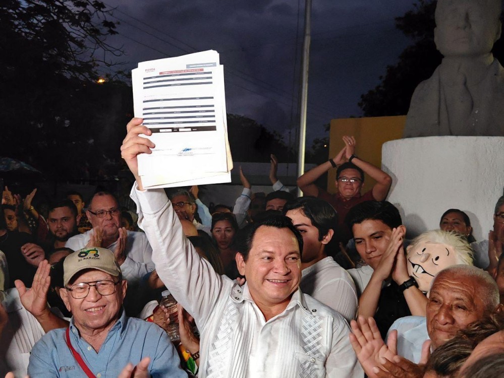 Solís Alpuche a la derecha del candidato de Morena a la gubernatura de Yucatán , ahora operando y utilizando a Indignación, A.C, para golpeteo político, señalan habitantes de Homún y Chablekal}