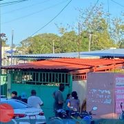 Decidió salir por la puerta