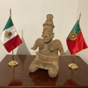 México recupera una pieza arqueológica que sería subastada en Portugal