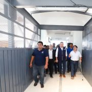 Alcalde supervisa trabajos para la instalación de rampa eléctrica en el Mercado Lucas de Gálvez