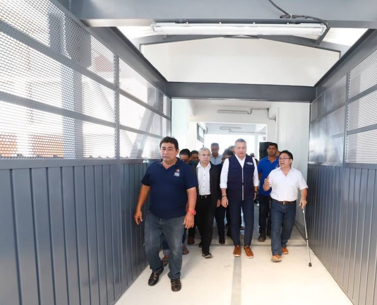Alcalde supervisa trabajos para la instalación de rampa eléctrica en el Mercado Lucas de Gálvez