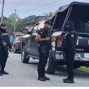 Cateo en Dzidzantún detienen a una familia, se arrestó a tres hombres y una mujer relacionados con el delito de narcomenudeo.