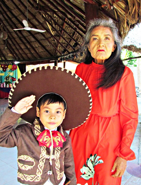 cumpleaños de la abuelita Boni y el nieto Iker