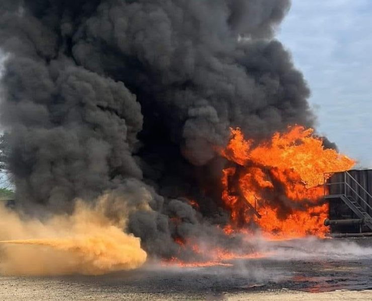 Explota bodega de una compañía petrolera en Cunduacán, Tabasco