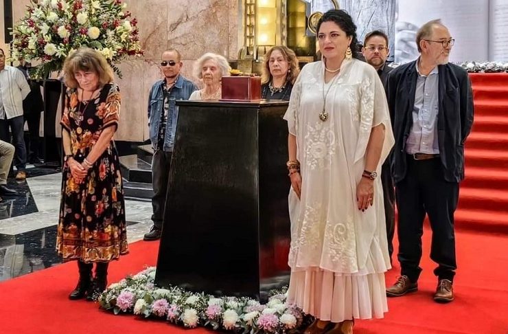 Las cenizas del escritor mexicano fallecido el 17 de enero de 2024 fueron recibidas con aplausos de la comunidad literaria que se dio cita en el Vestíbulo principal del Palacio de Bellas Artes