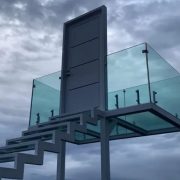 Esta estructura vanguardista destaca por su plataforma de cristales templados, conformando 18 escalones sin pasamanos