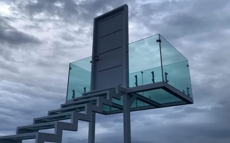 Esta estructura vanguardista destaca por su plataforma de cristales templados, conformando 18 escalones sin pasamanos