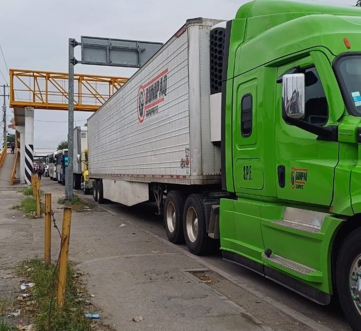Transportistas de Tabasco se suman al bloqueo nacional para exigir seguridad